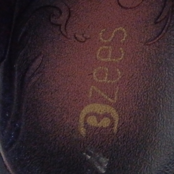 BZees, Womens, Red Floral Brocade Clogs Sz. 9.5 M. - Picture 2 of 7